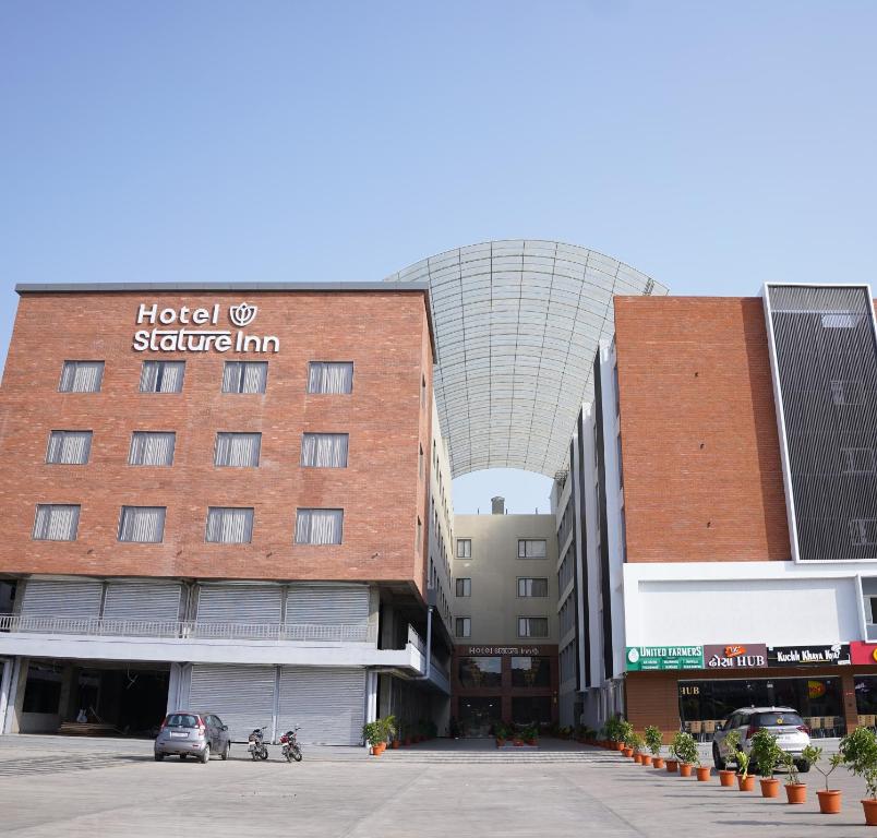 un hôtel pour stuttgart avec un bâtiment en arrière-plan dans l'établissement HOTEL STATURE INN, à Kevadia