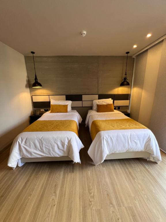 Postel nebo postele na pokoji v ubytování Balmoral Plaza Hotel