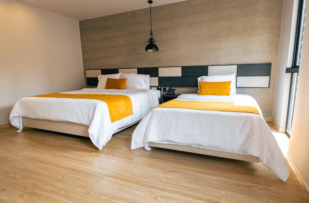 Postel nebo postele na pokoji v ubytování Balmoral Plaza Hotel