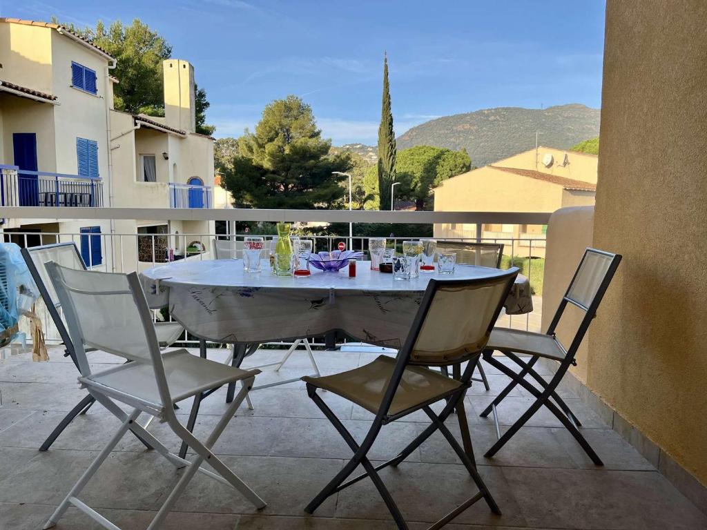 une table et des chaises sur une terrasse avec vue dans l'établissement Appartement climatisé à Cavalaire-sur-Mer, 2 pièces, parking privé, proche plages et commerces - FR-1-226B-181, à Cavalaire-sur-Mer