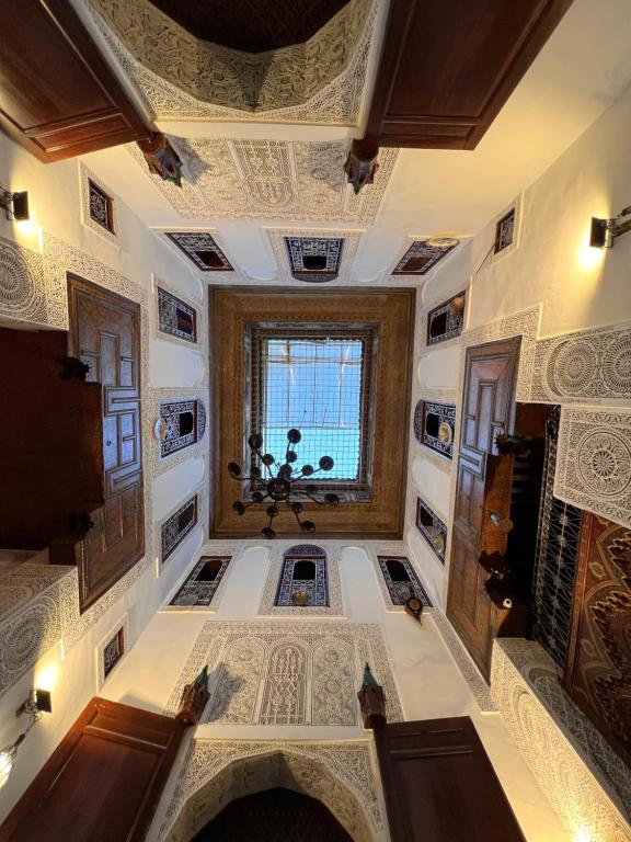 Duży pokój z oknem i sufitem w obiekcie Dar Lalla Kenza w Fezie
