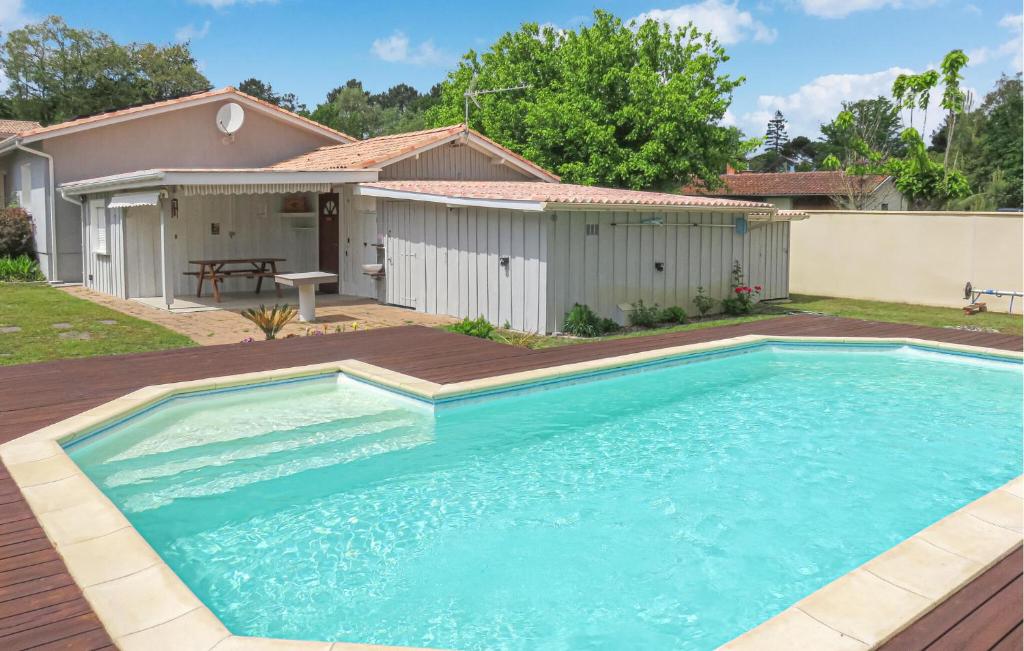 una piscina frente a una casa en Beautiful Home In Mios With Outdoor Swimming Pool, en Mios