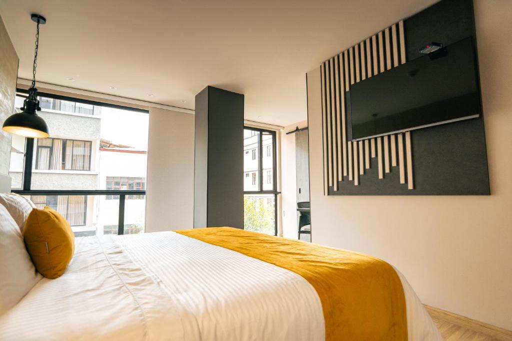 TV a/nebo společenská místnost v ubytování Balmoral Plaza Hotel