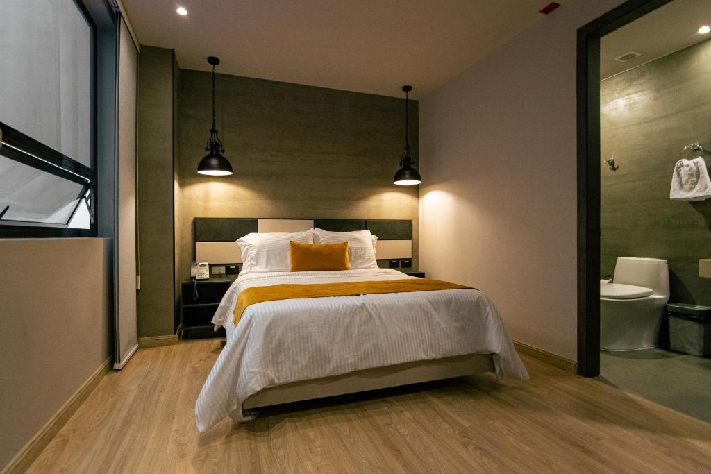 Postel nebo postele na pokoji v ubytování Balmoral Plaza Hotel