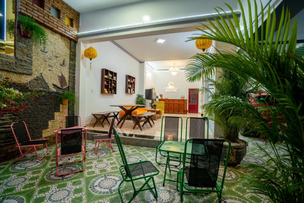 een patio met stoelen en een tafel in een kamer bij The Sun Long Hai Hotel in Long Hai