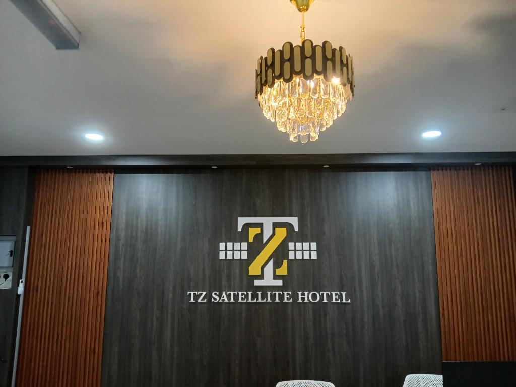 um sinal na parede de um hotel tz sustentável em TZ SATELLITE HOTEL, Kota Bharu em Kota Bharu
