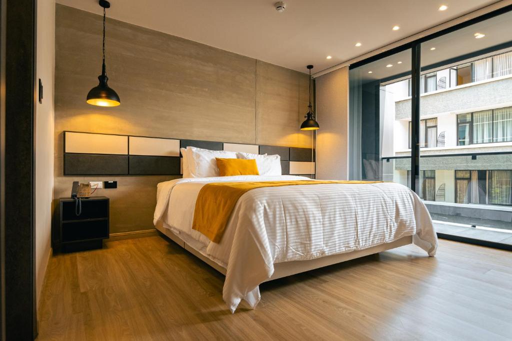 Postel nebo postele na pokoji v ubytování Balmoral Plaza Hotel