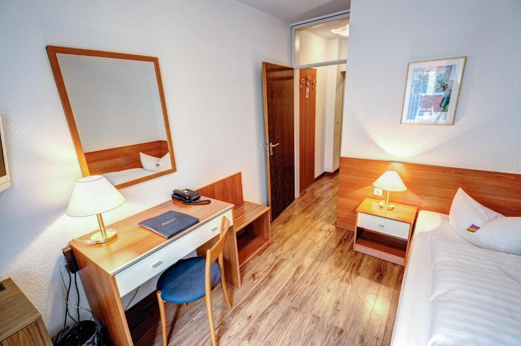 Postel nebo postele na pokoji v ubytování Hotel Antares München