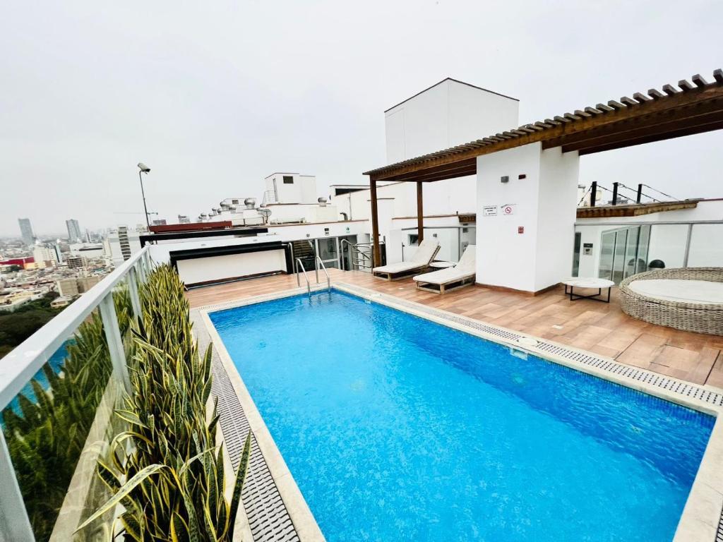 een zwembad op het dak van een gebouw bij Habitaciones privadas con vista al parque castilla in Lima