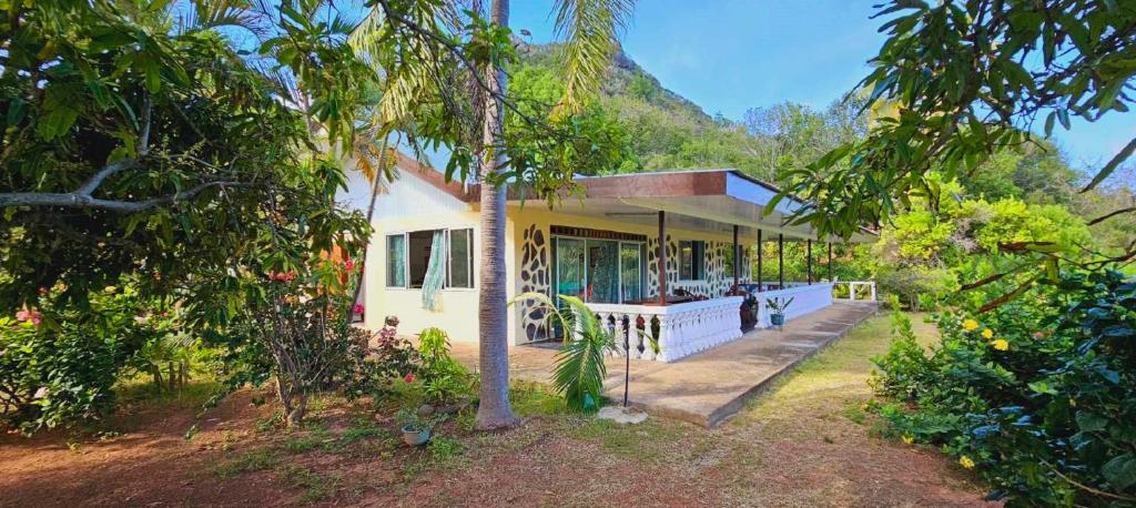 een huis midden in een bos bij Akivai Lodge - Maison de vacance Ua-Pou Marquises in Hakamui
