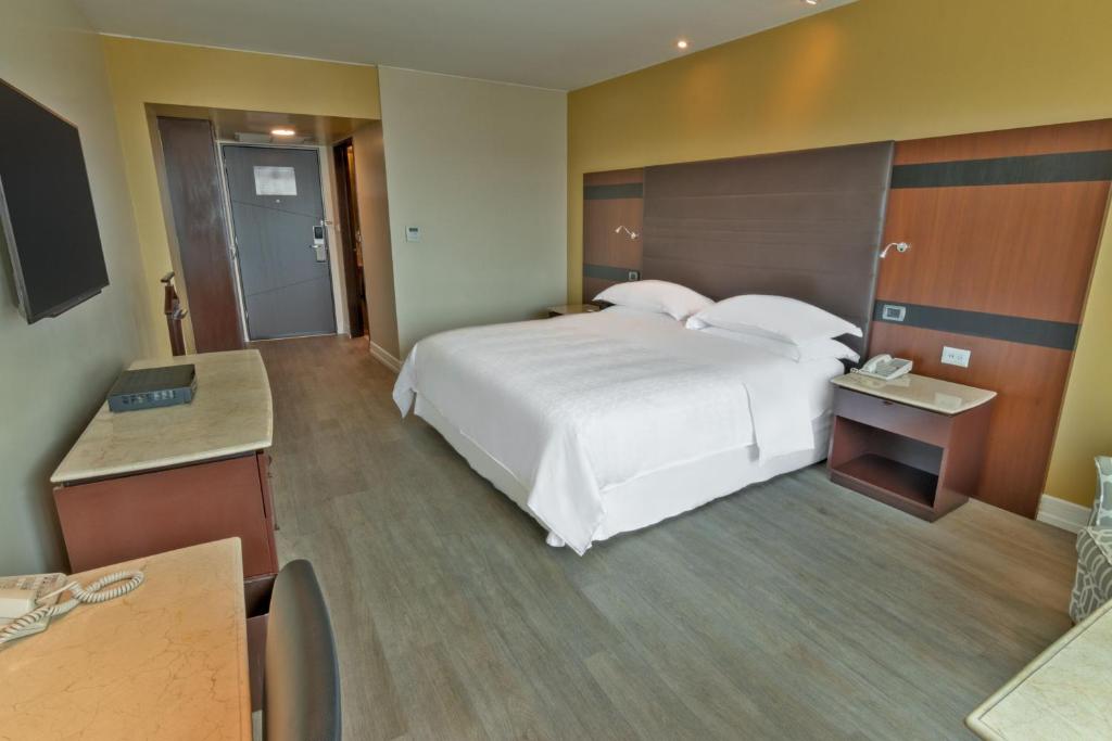 Postel nebo postele na pokoji v ubytování Sheraton Guayaquil