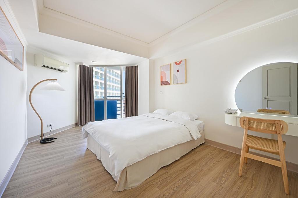 Ein Bett oder Betten in einem Zimmer der Unterkunft CT Green Bay Hot-Spring Hotel