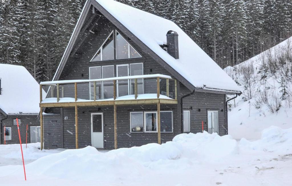 une maison dans la neige avec de la neige dans l'établissement Gorgeous Home In Sysslebck With Wifi, à Sysslebäck