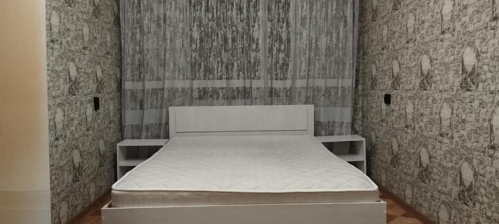 Llit o llits en una habitació de Алматы