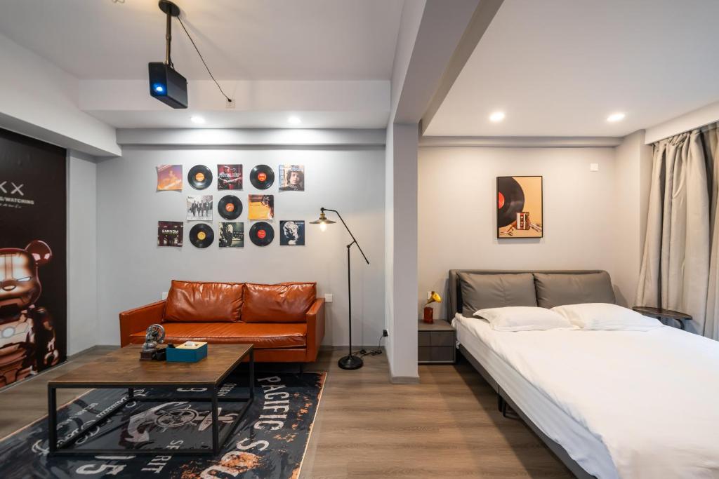 una camera da letto con un letto, un divano e un tavolo di Cloud Expo Apartment a Shanghai