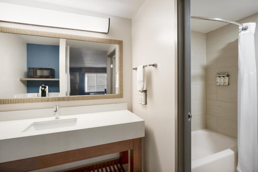 Holiday Inn Express Simi Valley by IHG - Quarto King Standard Com Sofá-Cama - Não Fumador