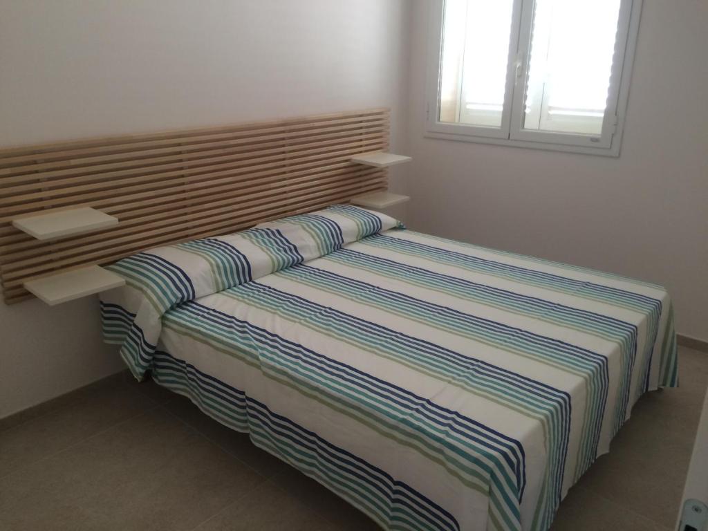 マリーナ・ディ・ラグーザにあるAllo scalo Trapaneseのベッドルーム(枕2つ付)