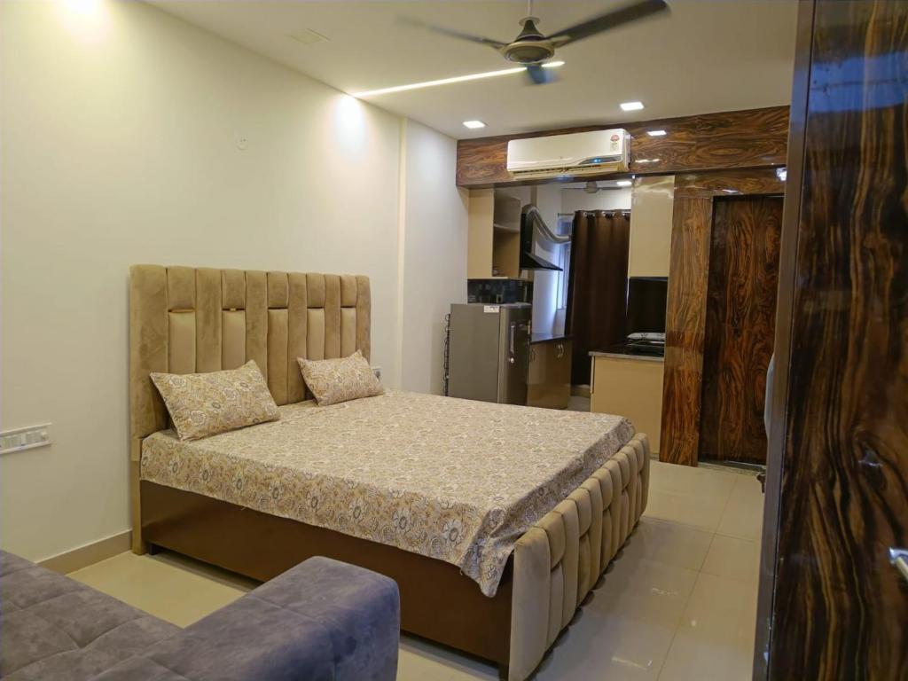 ein Schlafzimmer mit einem Bett in einem Zimmer in der Unterkunft Luxury Furnish Studio Apt 623 in DLF Moti Nagar Delhi in Neu-Delhi