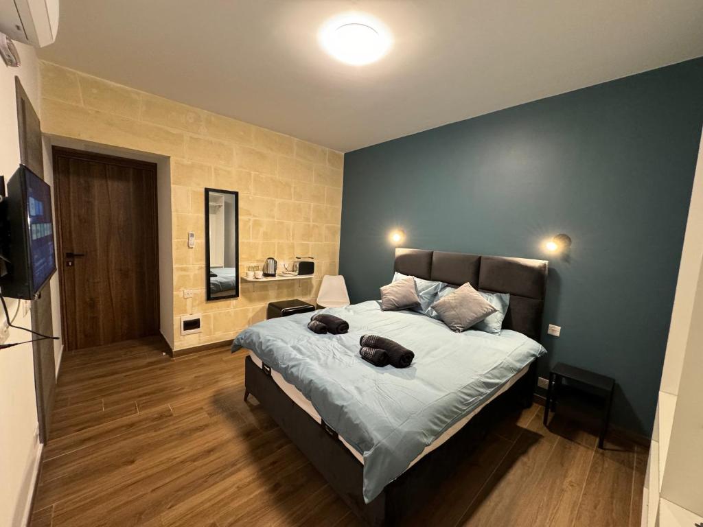 una camera da letto con un letto e due asciugamani di Capital Heights Room, Victoria a Victoria