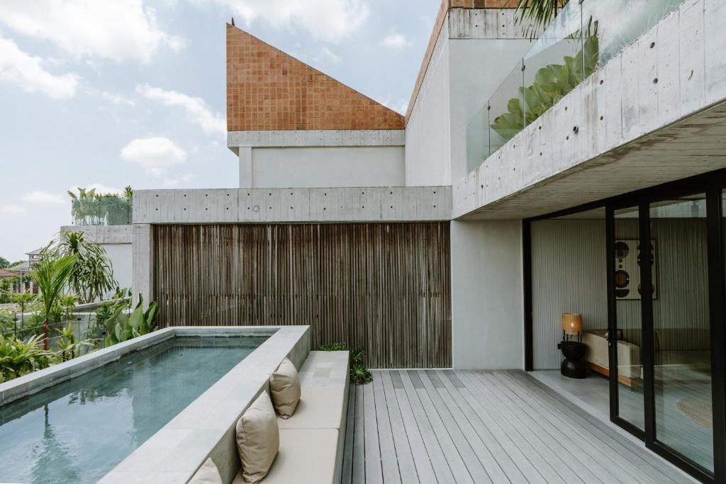 Bazén v ubytování The Komu Canggu Bali nebo v jeho okolí