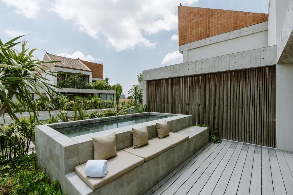 Bazén v ubytování The Komu Canggu Bali nebo v jeho okolí