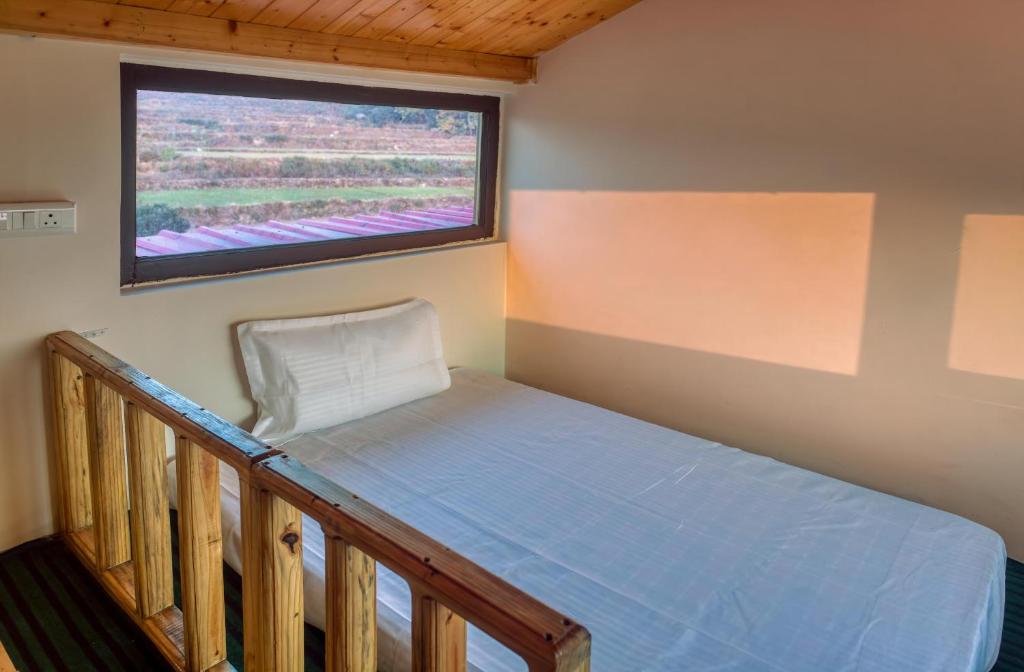 Un pat sau paturi într-o cameră la Pitaara Cottage