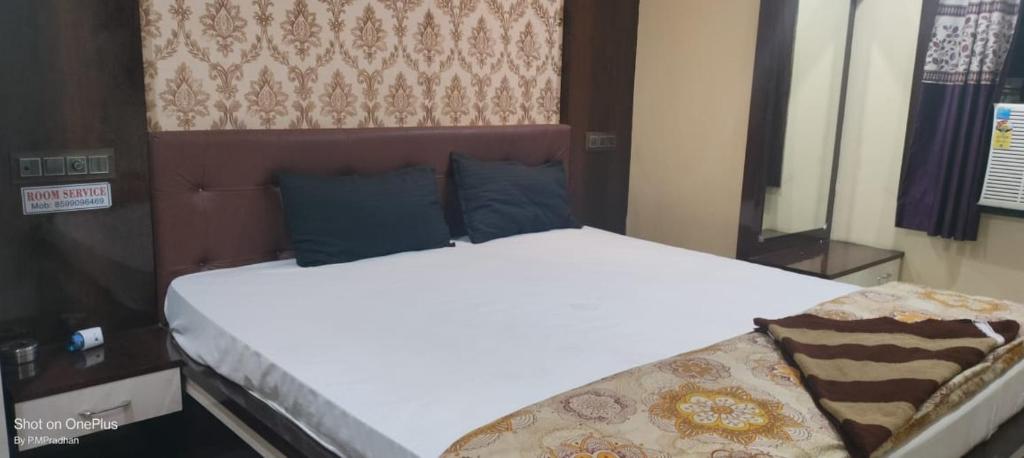 Un pat sau paturi într-o cameră la Hotel Atithi