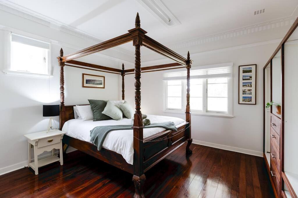 1 dormitorio con cama con dosel en The Happy Home – a classic Margs Experience en Margaret River