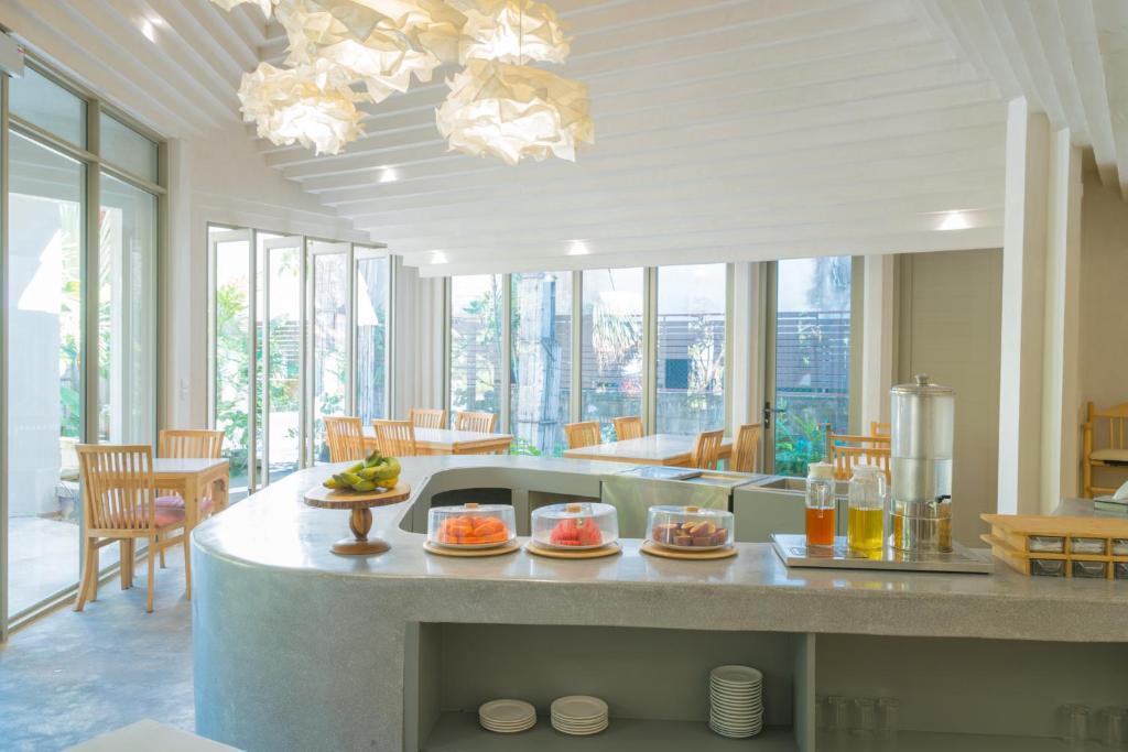 Bright breakfast room with a curved buffet island and plated food.