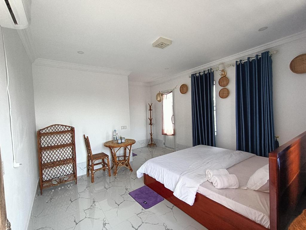 El Ling guesthouse في كيب: غرفة نوم فيها سرير وطاولة فيها