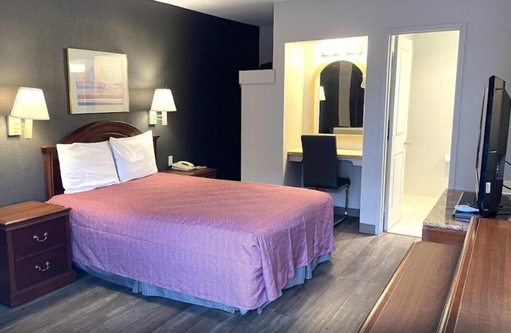 Postel nebo postele na pokoji v ubytování Downtown Inn