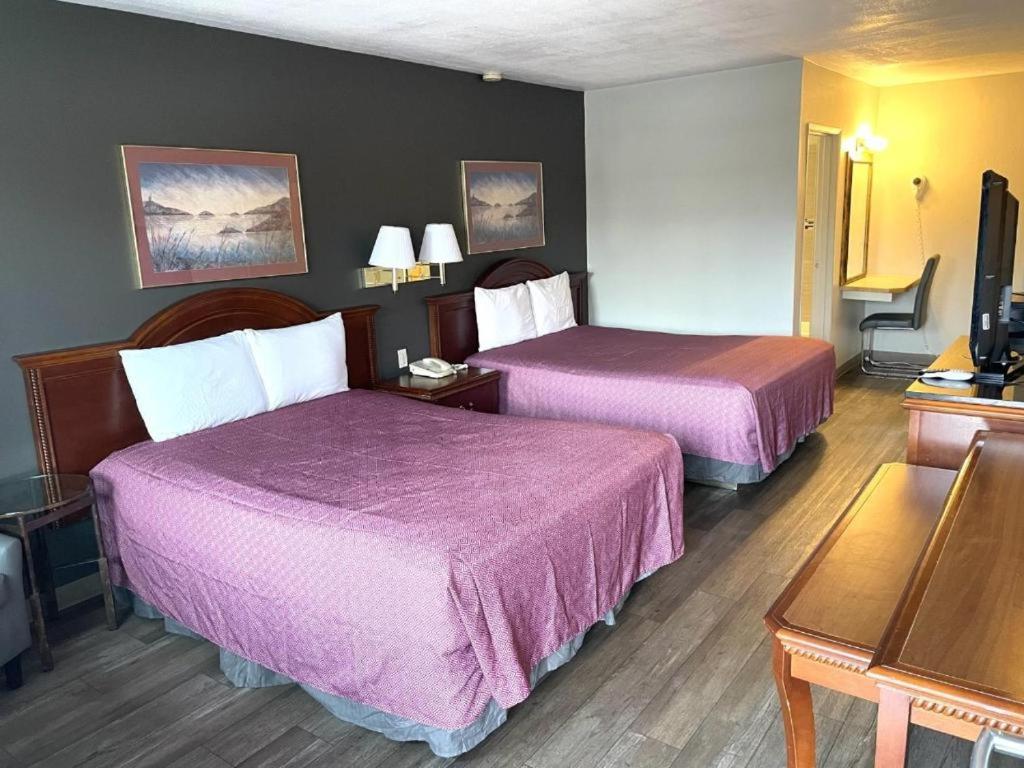 Postel nebo postele na pokoji v ubytování Downtown Inn
