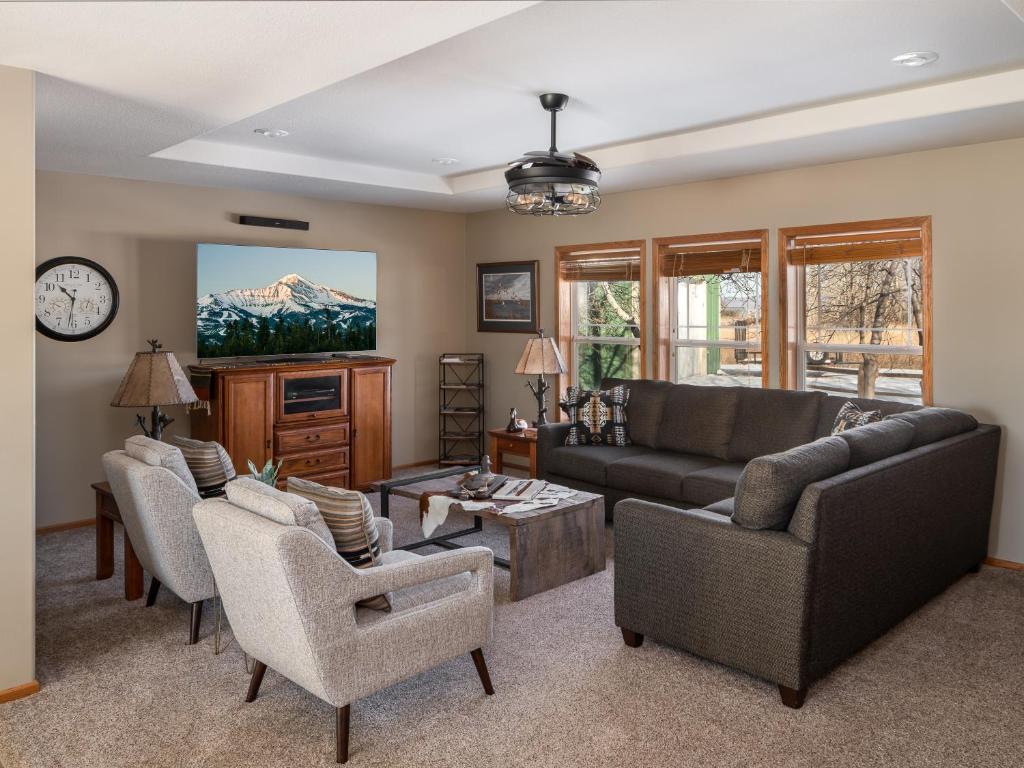 een woonkamer met een bank en stoelen bij Mountain View Home on 2 Acres in Bozeman