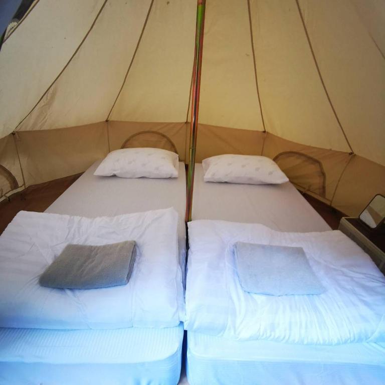 Postel nebo postele na pokoji v ubytování The camp Maekampong