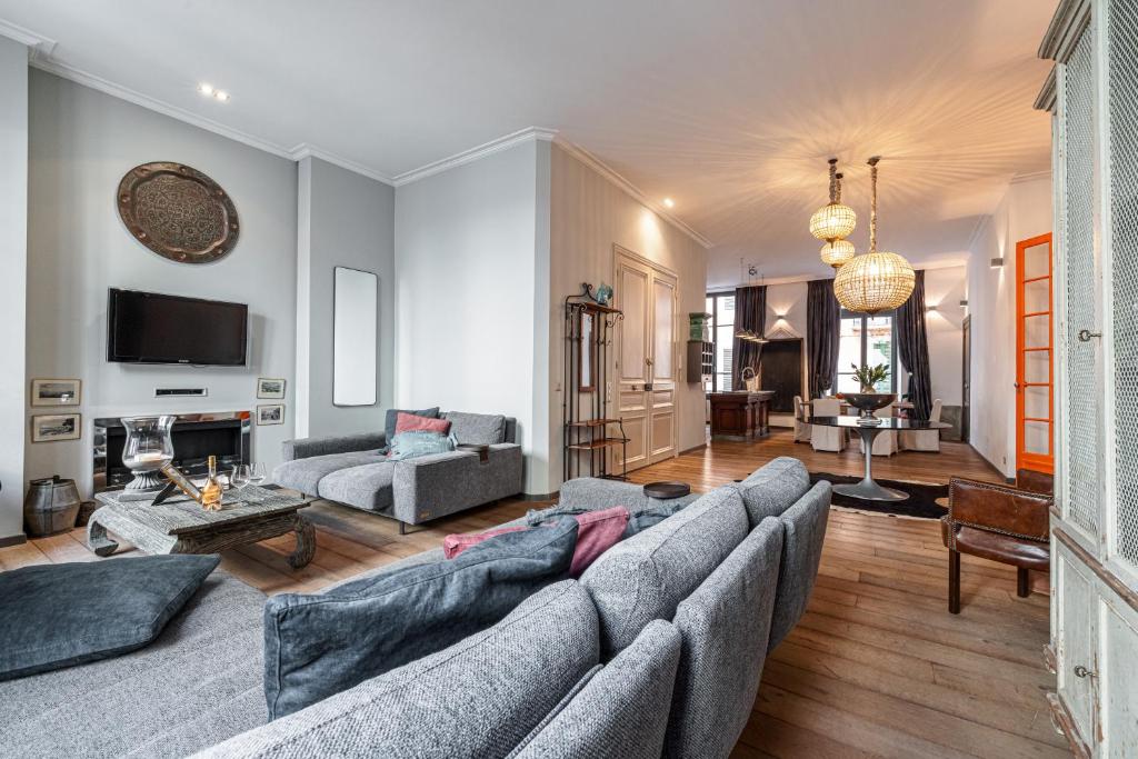 un salon avec un canapé et une table dans l'établissement The Cosmopolitan Lodge, à Cannes