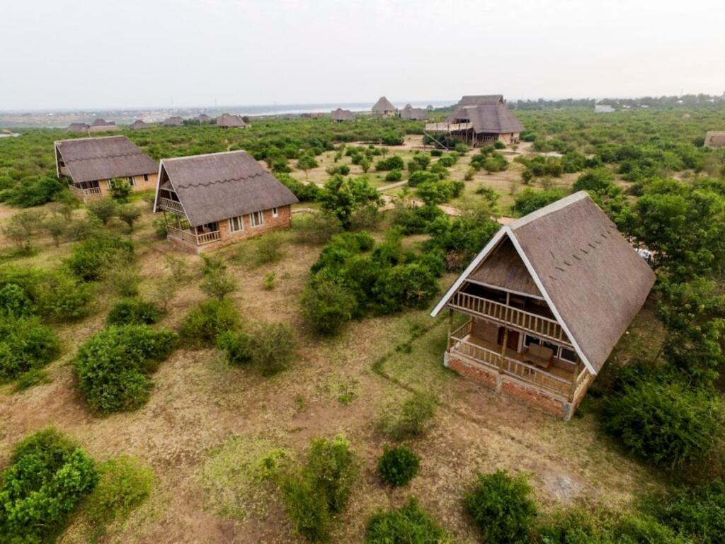 eine Übersicht über eine Gruppe von Häusern auf einem Feld in der Unterkunft Tabingi Safari Cottages in Katunguru