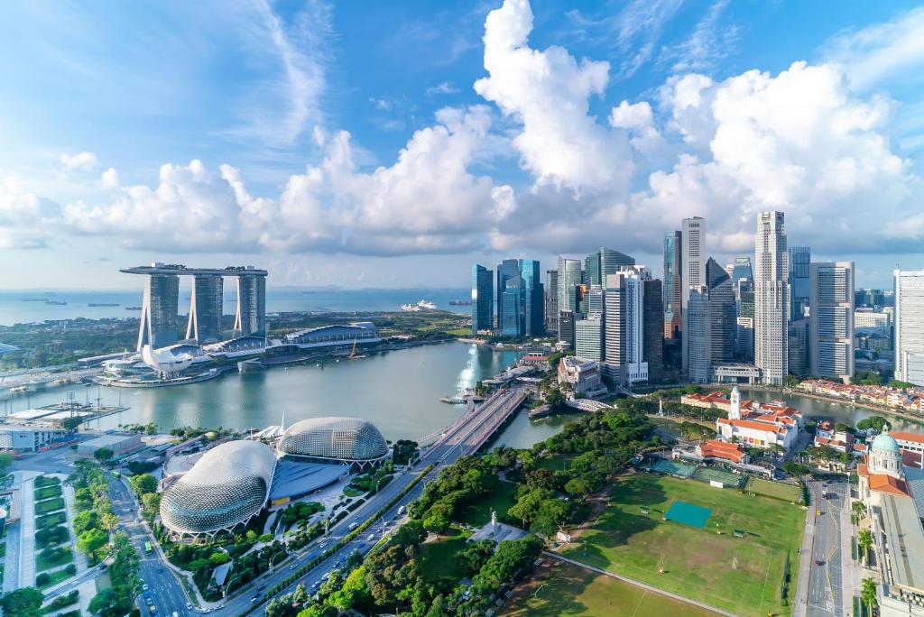 eine Luftansicht einer Stadt mit Fluss und Gebäuden in der Unterkunft Fairmont Singapore in Singapur