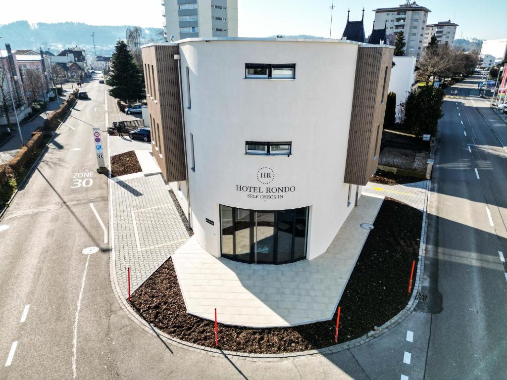 ein Gebäude an der Seite einer Stadtstraße in der Unterkunft Hotel Rondo - Self-Check-in in Wil