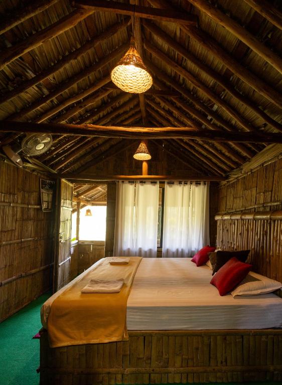 Postel nebo postele na pokoji v ubytování Fab - Bamboo Hut with Open Shower