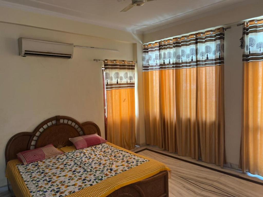 เตียงในห้องที่ Bhardwaj P.G.