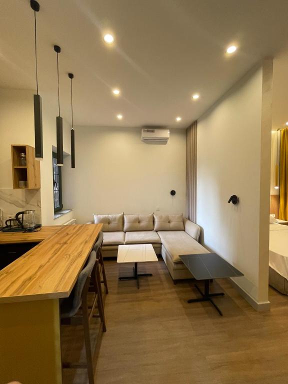 un soggiorno con un divano e un tavolo di Nice Apartment a Yerevan
