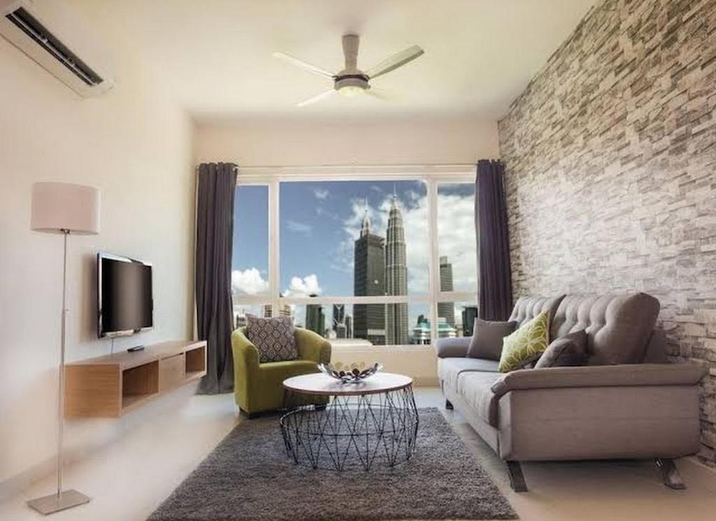 吉隆坡的住宿－Crest residence，带沙发和大窗户的客厅