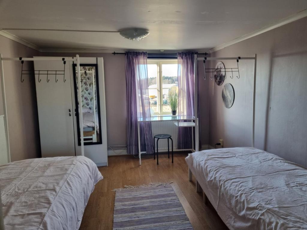 Postel nebo postele na pokoji v ubytování Skölvs Gård