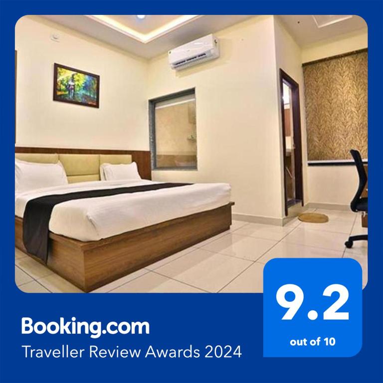 Una cama o camas en una habitación de FabHotel Prime Shree Dev Prime