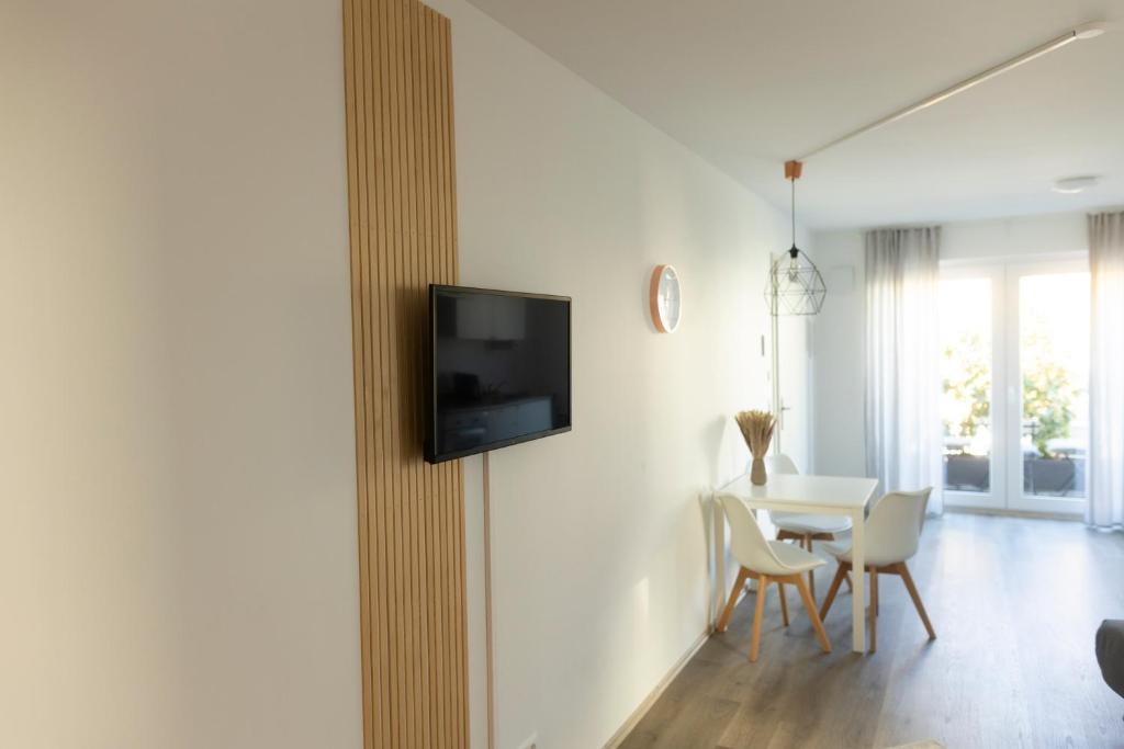 TV a/nebo společenská místnost v ubytování HUGOS Studio Apartment