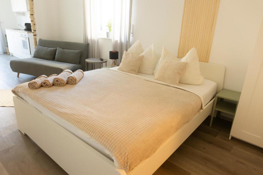 Postel nebo postele na pokoji v ubytování HUGOS Studio Apartment