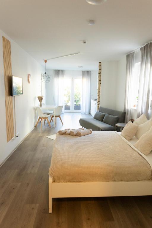 Postel nebo postele na pokoji v ubytování HUGOS Studio Apartment