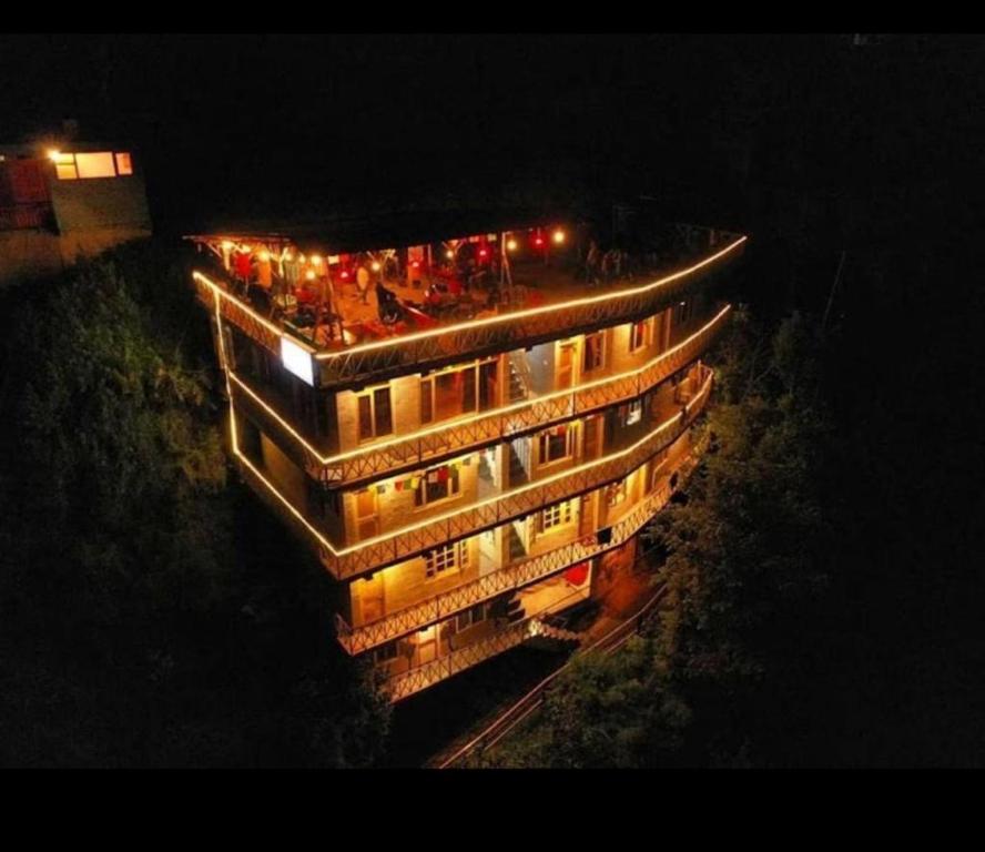 um edifício com luzes em cima à noite em Divine blessing em Manali