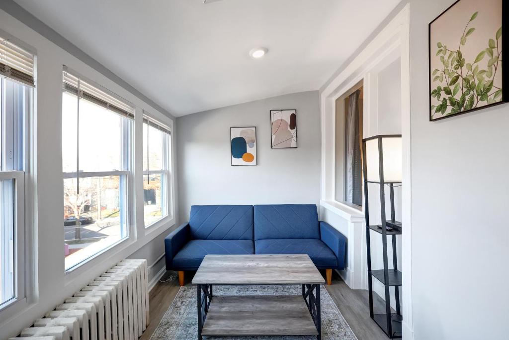 un soggiorno con un divano blu e un tavolo di Spacious Brookland home a Washington