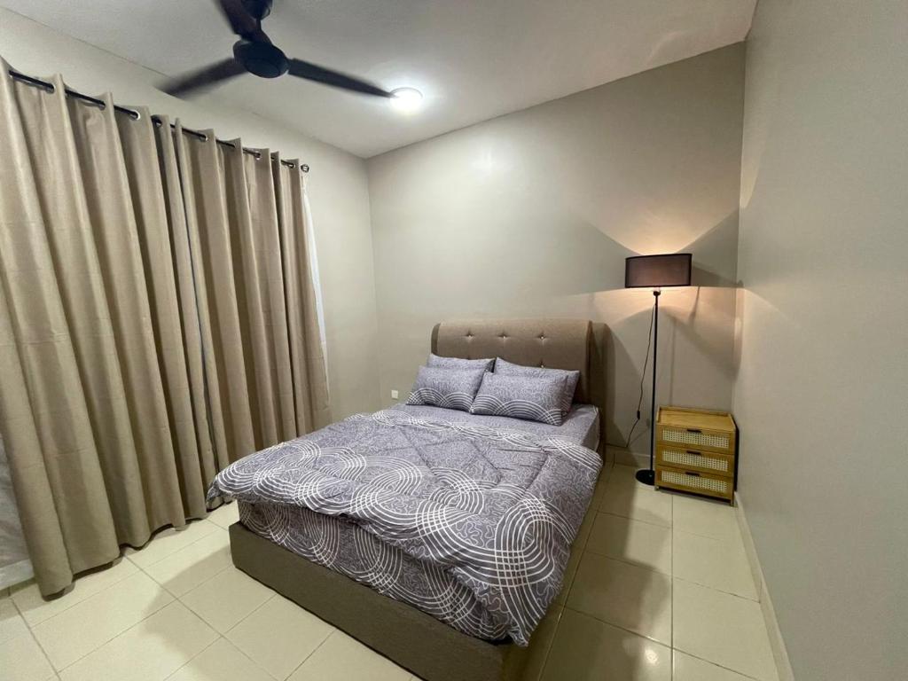Un pat sau paturi într-o cameră la Adelya Suite KLIA